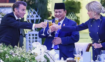 Presiden Prabowo Subianto (tengah) bersama Presiden Prancis Emmanuel Macron (kiri) dan istri Brigitte Macron (kanan) saat jamuan makan malam di Istana Negara, Jakarta