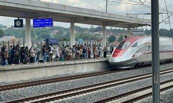 penumpang kereta cepat