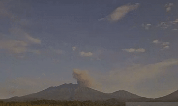 Gunung Raung erupsi dengan letusan setinggi 1.200 meter di atas puncak pada Minggu (15/6/2025)