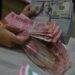 Rupiah Melemah Tipis ke Rp16.329 per Dolar AS pada Awal Pekan 8 Rupiah
