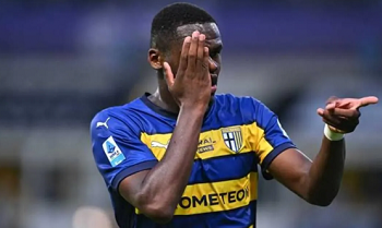 Penyerang Parma Yoan Bonny.