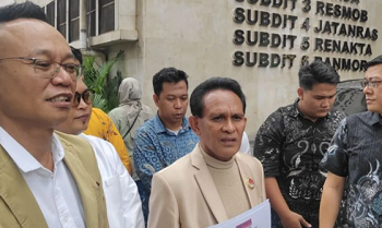 Ketua Dewan Pimpinan Nasional (DPN) Peradi Bersatu, Zevrijin Boy Kanu (tengah) bersama Sekjen Peradi Bersatu Ade Darmawan (kiri) saat ditemui di Polda Metro Jaya