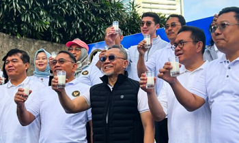 Menteri Koordinator Bidang Pangan Zulkifli Hasan (tengah)