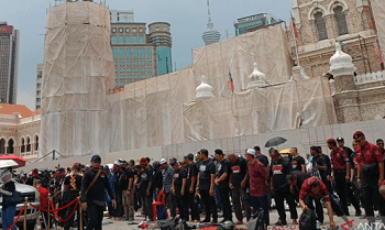 Peserta demonstrasi di Dataran Merdeka melaksanakan ibadah shalat berjamaah, di Kuala Lumpur, Malaysia, Sabtu (26/7/2025)