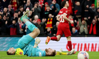 Pesepak bola Liverpool Diogo Jota (kanan)