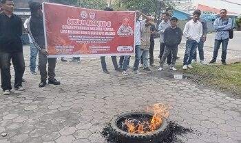 LIRA menggelar aksi demonstrasi di depan kantor Balai Wilayah Sungai Maluku, Wailela-Rumahtiga, Kecamatan Teluk Ambon, Kamis (10/7).