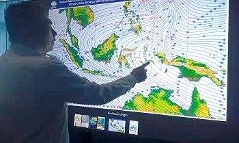 Kepala Stasiun Meteorologi Ambon, Kamari. Foto: Itin