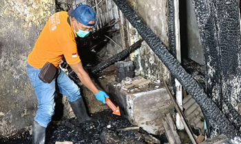 Petugas Inafis Polrestabes Semarang malukan olah TKP di lokasi kebakaran rumah yang menewaskan lima penghuninya di Semarang, Jumat (25/7/2025) dini hari.