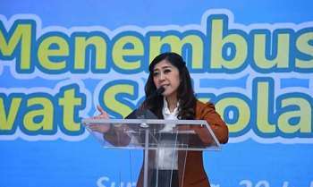 Menteri Komunikasi dan Digital (Menkomdigi) Meutya Hafid saat menghadiri acara taklimat media bertajuk “Menembus Batas Lewat Sekolah Rakyat” yang digelar di Monumen Pers Nasional, Surakarta, Minggu (20/7/2025).