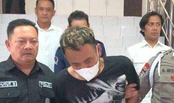 MCH (28) alias Huda terduga pembunuh perempuan muda Kediri di Blitar saat dikelerr di Polres Blitar