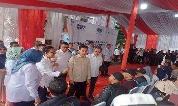 Wakil Presiden (Wapres) Gibran Rakabuming Raka berbincang dengan pekerja penerima bantuan subsidi upah dalam kunjungan kerja ke Kantor Pos Tangerang, Banten, Rabu (16/7/2025).