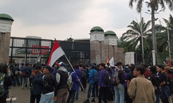 Ratusan Mahasiswa Datangi Gedung DPR, Lanjutkan Aksi Setelah Buruh Bubarkan Diri