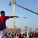 Masyarakat bersiap menyaksikan prosesi kirab bendera Merah Putih di depan pintu Cawan Monas sisi Utara, Jakarta Pusat, Minggu (17/8/2025).