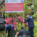 Tim Gakkum KLH memasang papan pengawasan ketika menyegel empat hotel karena pencemaran lingkungan di Puncak, Kabupaten Bogor, Jawa Barat