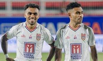 pemain-malut-united-yakob sayuri dan yance sayuri