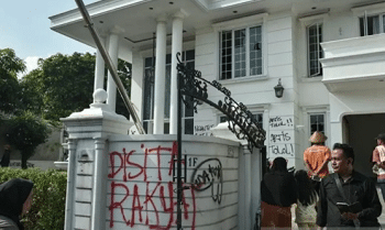 Empat Tersangka Penyerangan Petugas di Rumah Uya Kuya Ditangkap Polisi