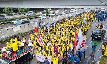 demonstrasi di depan dpr