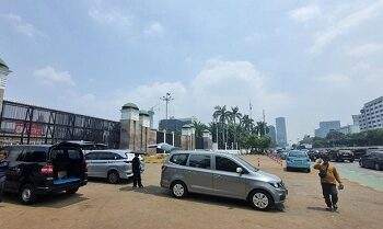 depan gedung dpr