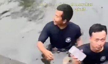 petugas damkar depok