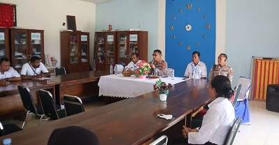 Polres Aru Gelar Diskusi Bersama Guru SMP Negeri 1 Dobo 1 Kapolres Aru