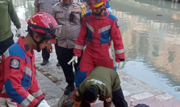 Gulkarmat Evakuasi Jasad Wanita dari Pinggir Kali Ancol