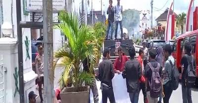 Pemuda Maluku Minta Kejati Usut Dugaan Korupsi Dana Beasiswa SBT 1 demo dana siswa sbt