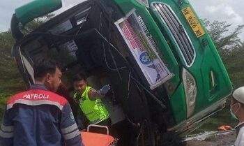 Bus Wisata Terguling di Tol Pemalang, 4 Orang Tewas dan 13 Luka