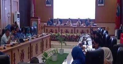 DPRD Kota Ambon Gelar Uji Publik Ranperda Perlindungan Perempuan dan Anak Korban Kekerasan 1 DPRD Kota Ambon Gelar Uji Publik Ranperda Perlindungan Perempuan dan Anak Korban Kekerasan