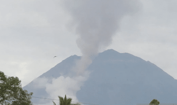 Gunung Semeru Alami 45 Gempa Erupsi dalam Enam Jam