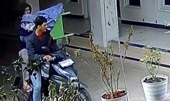 Viral Duo Maling Terekam CCTV Angkut Kotak Amal Pakai Motor di Depok
