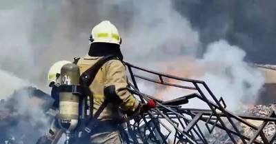 Ratusan personel berhasil padamkan kebakaran gedung konveksi di Jakbar 1 Ratusan personel berhasil padamkan kebakaran gedung konveksi di Jakbar