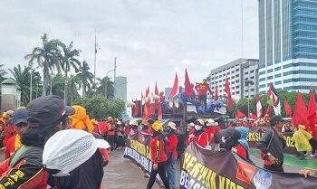 Suarakan Kenaikan Upah, Massa Buruh Demo di Depan Gedung DPR RI