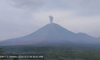 Semeru Erupsi Tiga Kali Pagi Ini