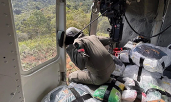 TNI Kirim Logistik via Helikopter ke Desa Terisolasi di Taput
