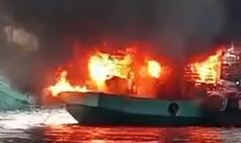 80 Petugas Dikerahkan Padamkan Kapal Terbakar di Muara Baru