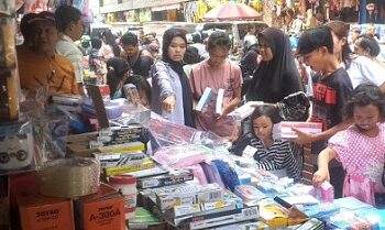 Pasar Asemka Ramai Jelang Natal