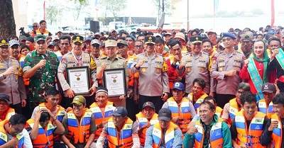 Pecahkan Rekor MURI, Kapolda Metro Gandeng 1.000 Nelayan 'Jaga Laut Jakarta' 1 Pecahkan Rekor MURI, Kapolda Metro Gandeng 1.000 Nelayan 'Jaga Laut Jakarta'