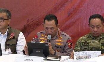 Jelang Natal, Kapolri Kerahkan Personel Bersihkan Gereja Terdampak Bencana Sumut