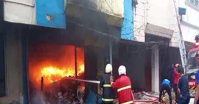 7 Ruko Pertokoan Batu Merah Terbakar, Damkar Kerahkan 3 Mobil Pemadam 1 7 Ruko Pertokoan Batu Merah Terbakar, Damkar Kerahkan 3 Mobil Pemadam