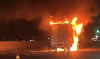 Ngebut di Tol Jagorawi, Mobil Boks Tabrakan hingga Terbakar