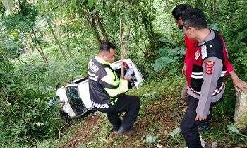 Mobil Terjun ke Jurang 20 Meter di Puncak Bogor, 4 Orang Sekeluarga Luka