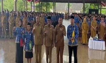 Bupati Maluku Tengah Serahkan 735 SK PPPK Formasi 2024