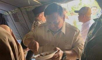 Momen Prabowo Cek Pengungsian Bencana di Bireuen-Makan Bareng Pengungsi