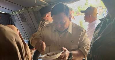 Momen Prabowo Cek Pengungsian Bencana di Bireuen-Makan Bareng Pengungsi 1 Momen Prabowo Cek Pengungsian Bencana di Bireuen-Makan Bareng Pengungsi