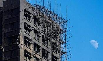 Kemlu: 125 WNI Selamat dari Kebakaran Apartemen Hong Kong, 5 Masih Dicari