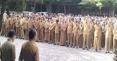 Apel Perdana 2026, Bupati Malteng Cek Kehadiran Pegawai Lewat Pimpinan OPD 1 Apel Perdana 2026, Bupati Malteng Cek Kehadiran Pegawai Lewat Pimpinan OPD