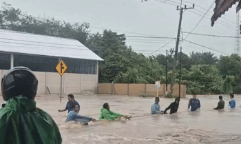 Banjir Lumpuhkan Akses Jalan di Lubuk Besar Bangka Tengah