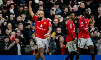 Debut Manis Carrick, MU Tundukkan City 2-0