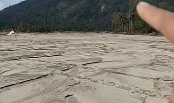 Banjir Ubah Sungai Lokop Jadi Lautan Pasir
