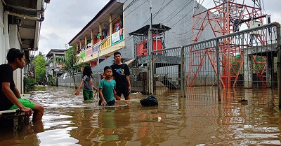17 RT di Jaktim-Jakbar Terendam Banjir hingga 1,5 Meter 1 17 RT di Jaktim-Jakbar Terendam Banjir hingga 1,5 Meter